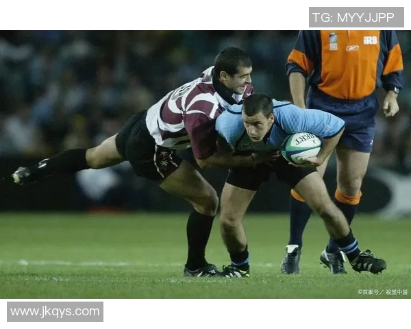 足球明星肘击事件引发热议视频曝光引发球迷和媒体广泛关注 足球明星肘击事件引发热议视频曝光引发球迷和媒体广泛关注